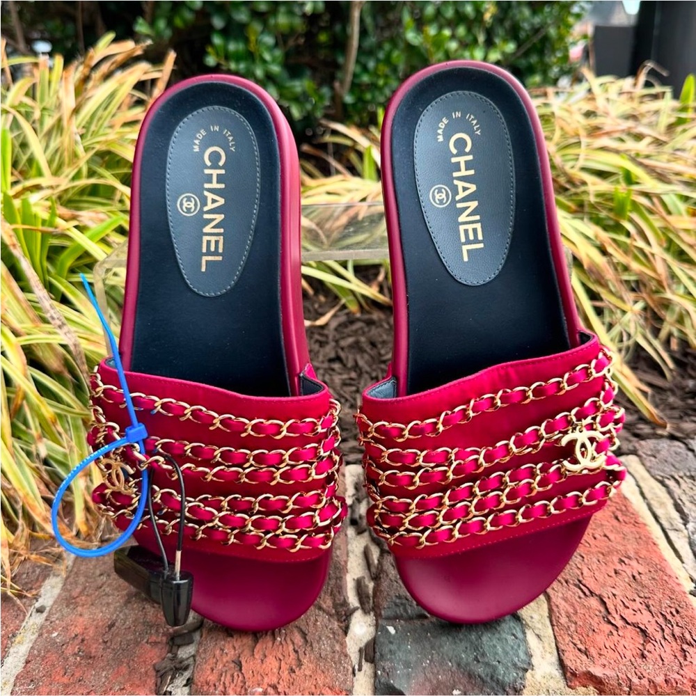 Chanel chain slides 💓